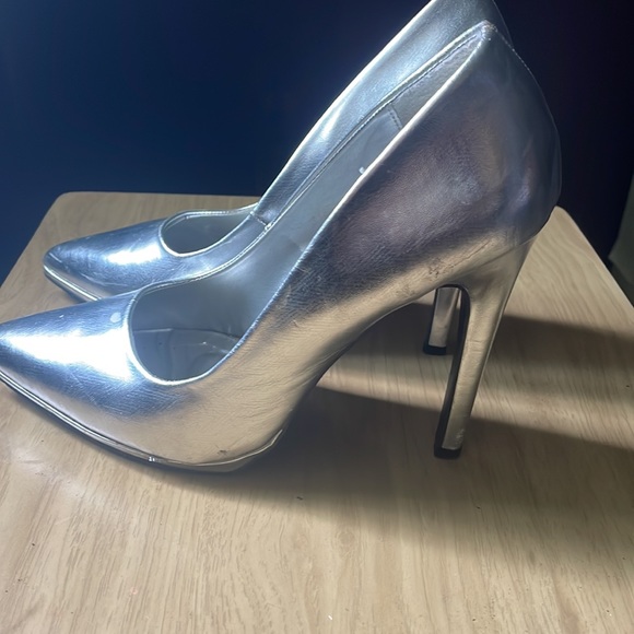Qupid strikes again with these 4in Silver Stacked Pumps - Picture 2 of 5